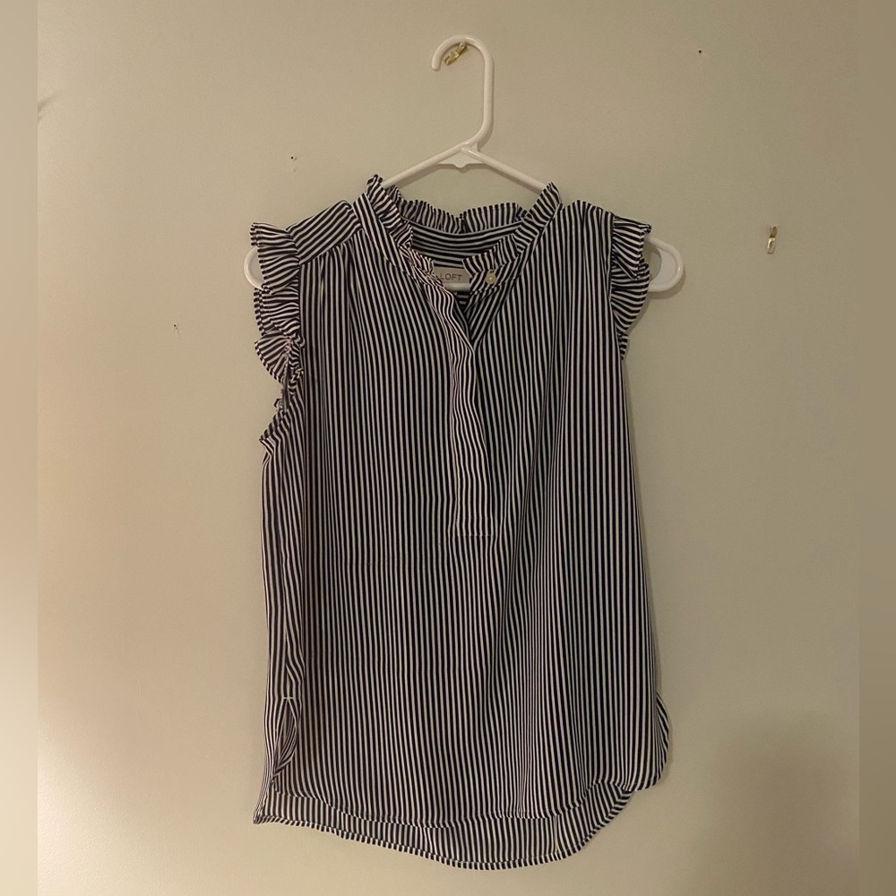Loft seersucker blue and white blouse💙🤍